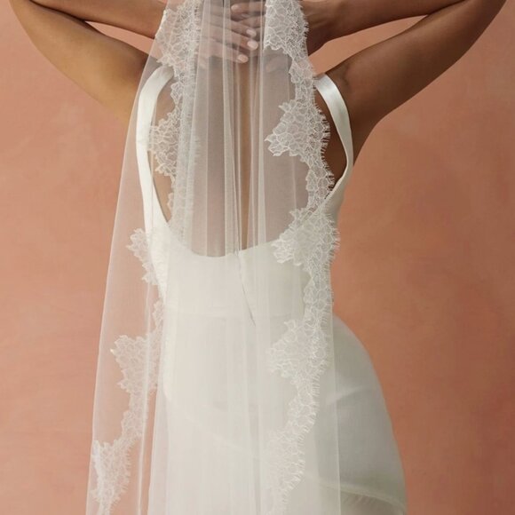 MadameTulle CELINE I Lace Mantilla Veil - Picture 5 of 7